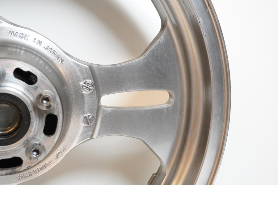 Extrabild3 på Fälg från en Kawasaki VN 1600 Mean Streak -2004 motorcykel.