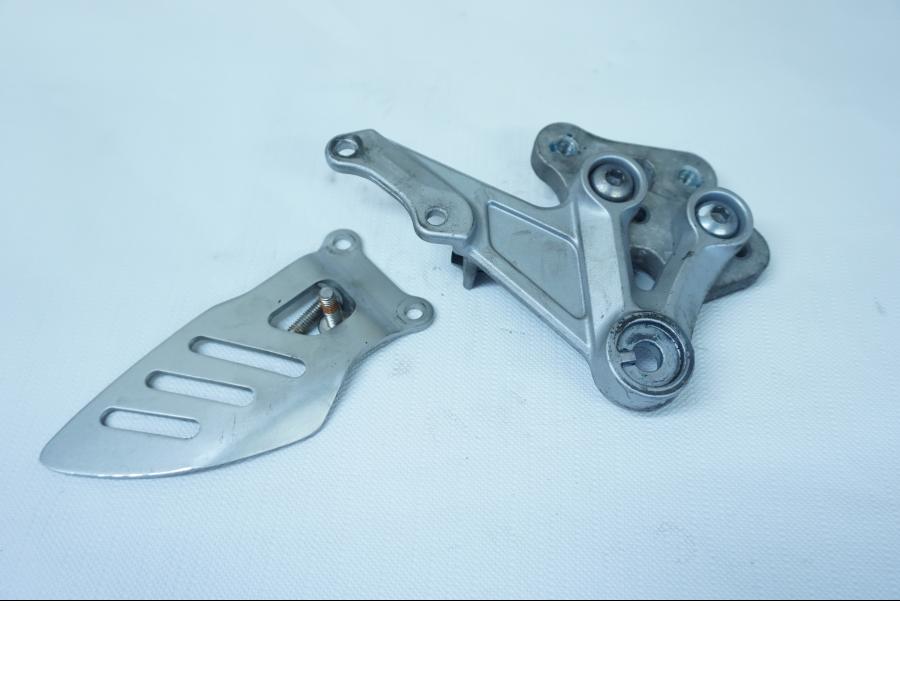 Framsidan på Fotpinnefäste från en Suzuki GSX-R 1000 -2008 motorcykel.