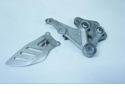 Framsidan på Fotpinnefäste från en Suzuki GSX-R 1000 -2008 motorcykel.