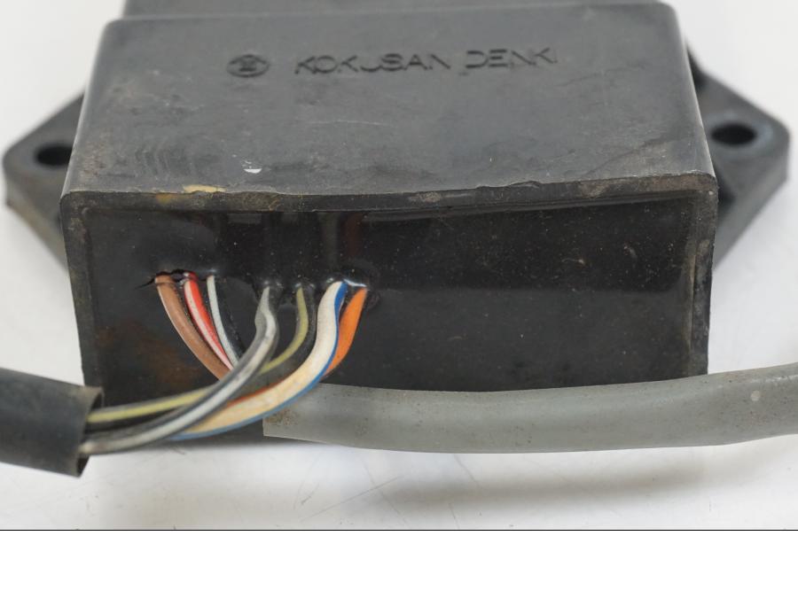 Baksidan på Avgasstyrbox från en Aprilia RS 250 -1998 motorcykel.