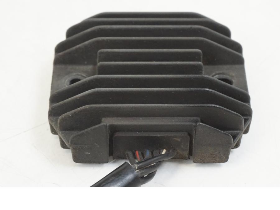 Baksidan på Likriktare från en Kawasaki VN 800 -2000 motorcykel.