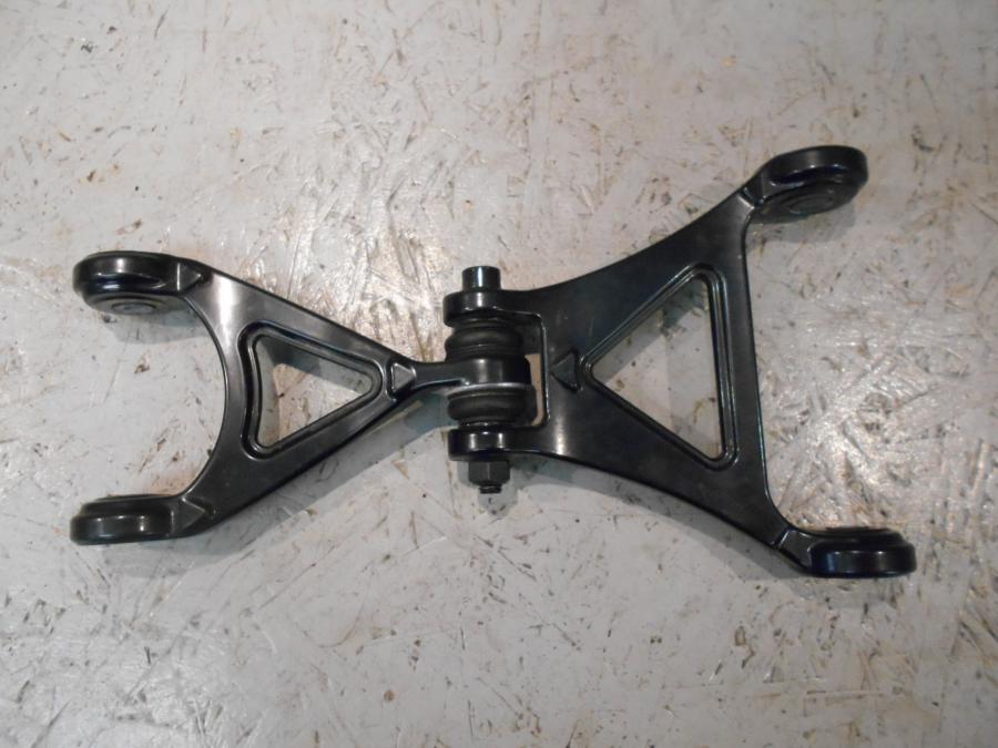 Baksidan på Länkage från en BMW K 1300 R -2009 motorcykel.