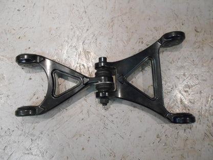 Baksidan på Länkage från en BMW K 1300 R -2009 motorcykel.