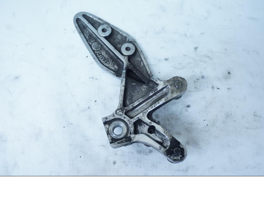 Baksidan på Fotpinnefäste från en Yamaha YZF 1000 R -1997 motorcykel.