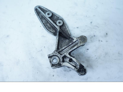 Baksidan på Fotpinnefäste från en Yamaha YZF 1000 R -1997 motorcykel.