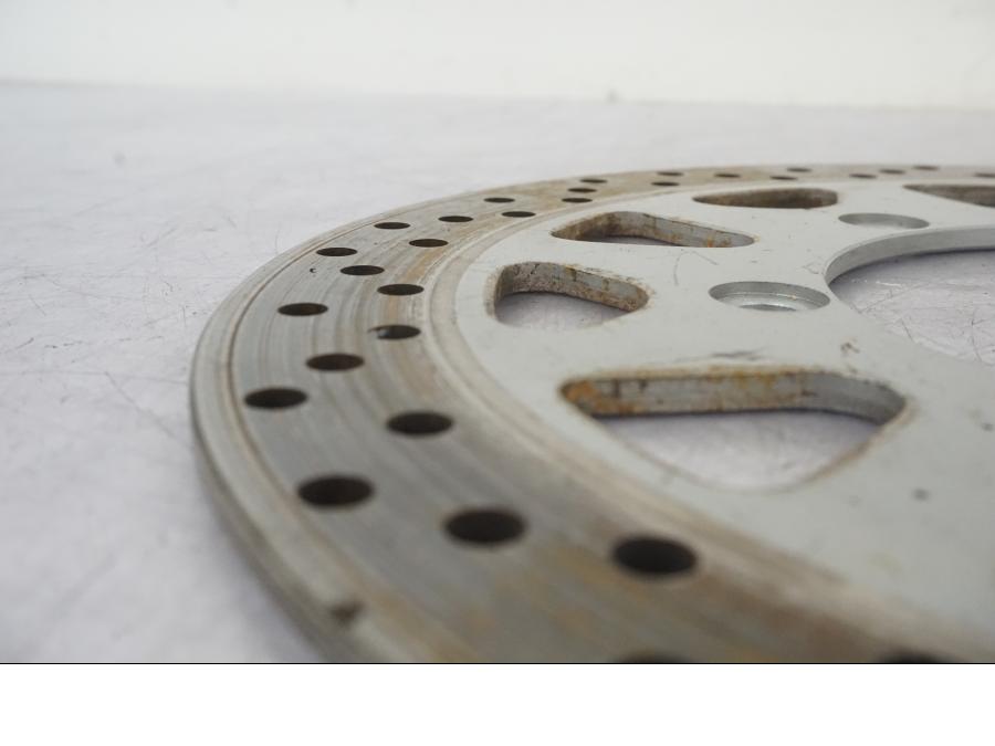 Baksidan på Bromsskiva från en Suzuki VL 800 -2002 motorcykel.