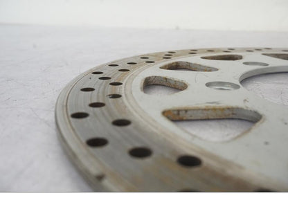 Baksidan på Bromsskiva från en Suzuki VL 800 -2002 motorcykel.