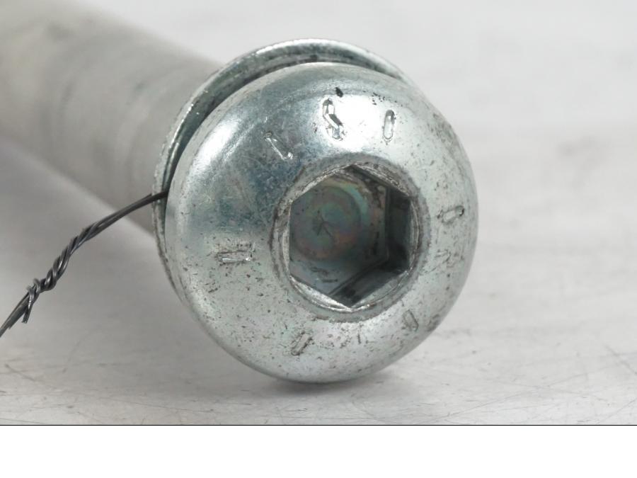 Höger sida på Axel från en H-D Softail FXCW Rocker -2008 motorcykel.