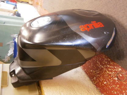 Framsidan på Bensintank från en Aprilia RSV 1000 R Tuono -2006 motorcykel.