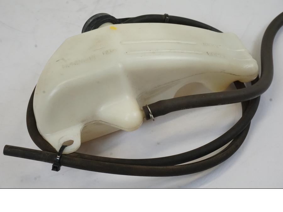 Höger sida på Vattenexpansionskärl från en Honda NT 700 -2008 motorcykel.