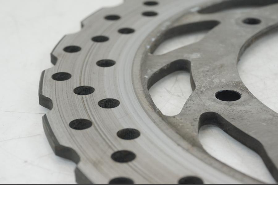 Snett uppifrån på Bromsskiva från en Yamaha XT 1200 A -2010 motorcykel.