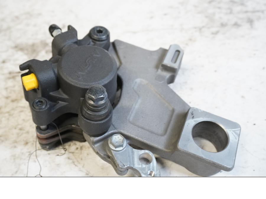 Framsidan på Bromsok från en Suzuki GSX-S 1000 -2015 motorcykel.