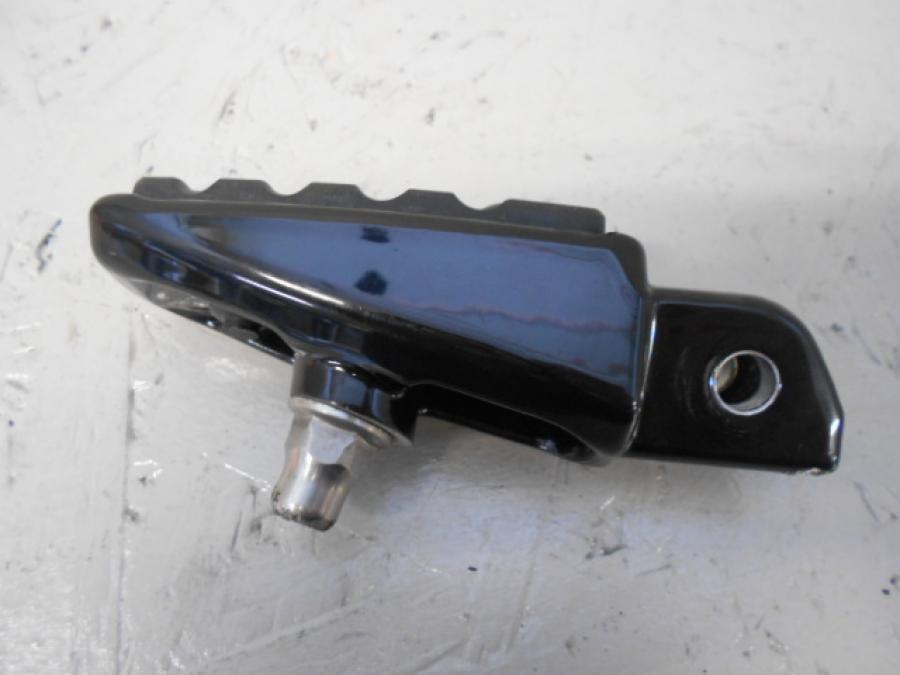 Framsidan på Fotpinne från en H-D Dyna Fat Bob FXDF -2018 motorcykel.