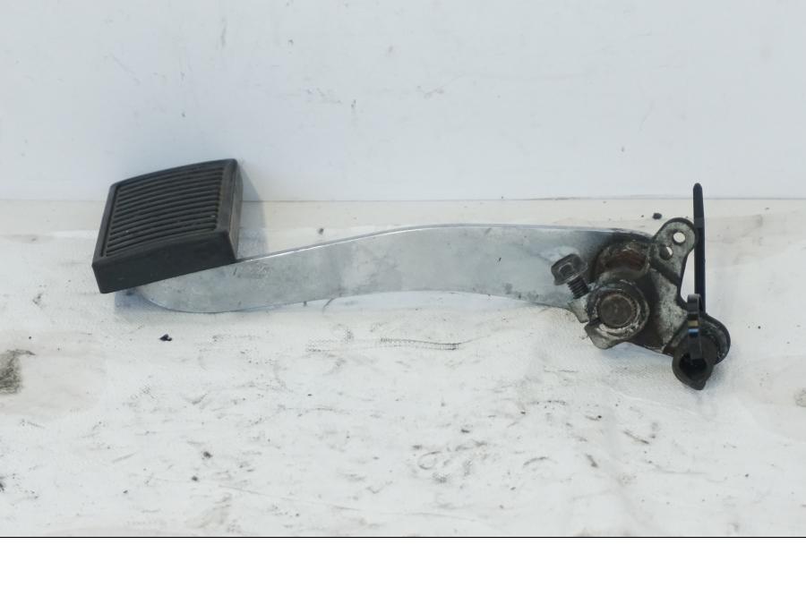 Snett uppifrån på Bromspedal från en Kawasaki VN 1500 -1996 motorcykel.