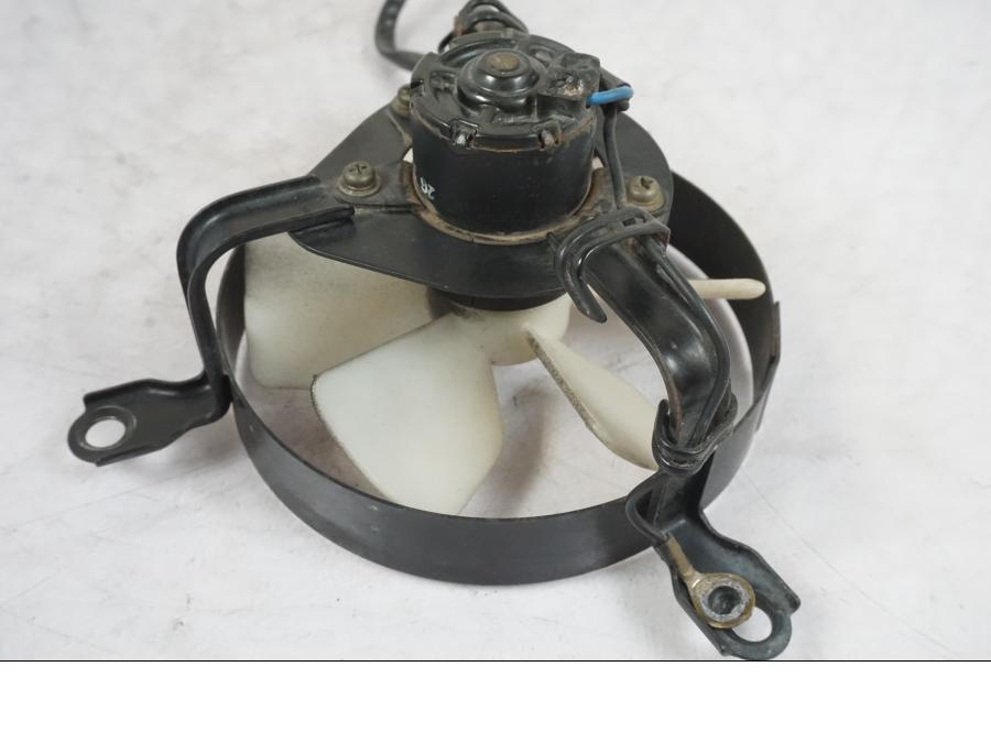 Vänster sida på Vattenkylfläkt från en Kawasaki KL 650A -1987 motorcykel.