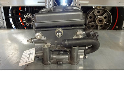 Baksidan på Topplock från en KTM 125 Duke -2013 motorcykel.