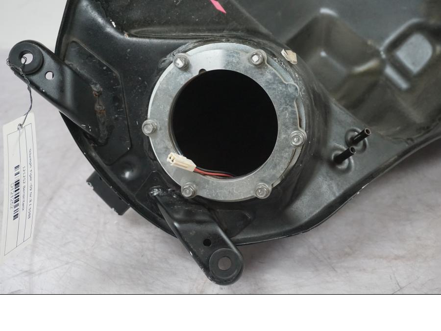 Extrabild4 på Bensintank från en Triumph Tiger -2009 motorcykel.