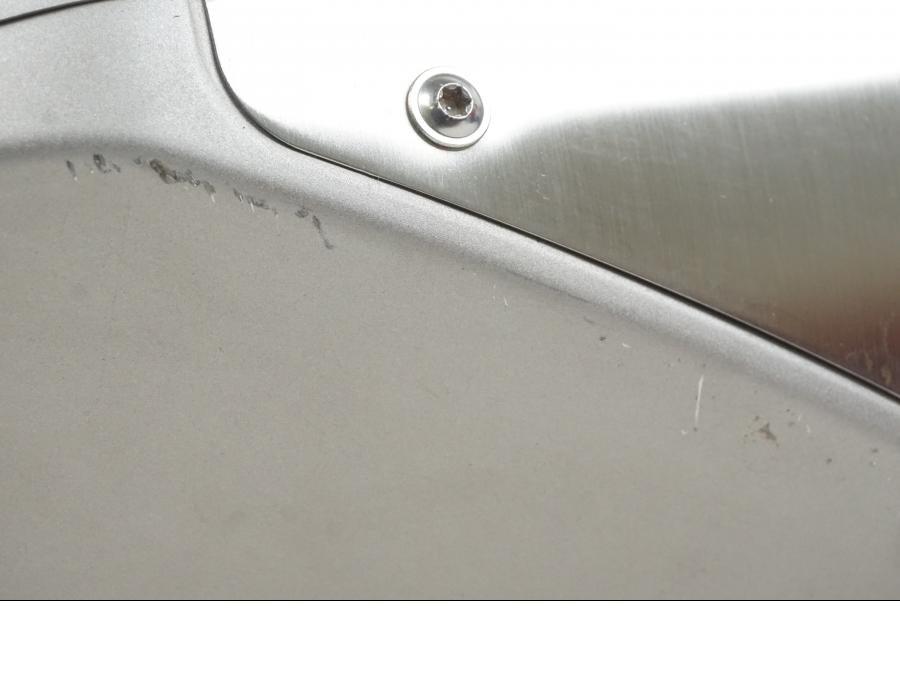 Snett uppifrån på Ljuddämpare från en BMW K 1600 -2013 motorcykel.