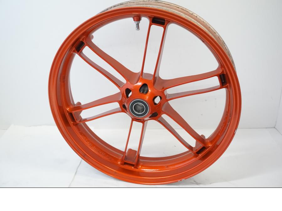 Baksidan på Fälg från en Buell XB9S -2003 motorcykel.