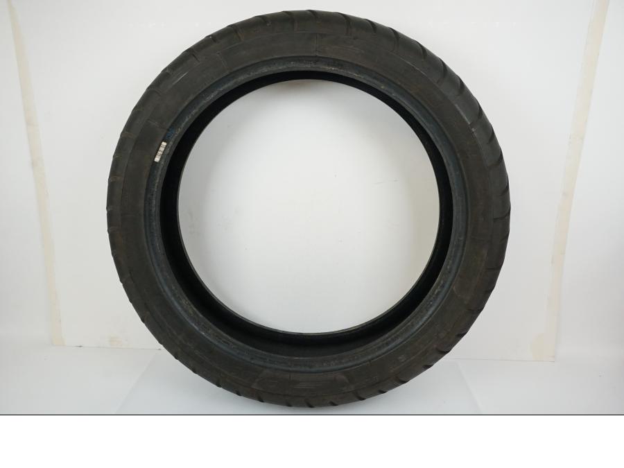 Framsidan på <p>Däck: Michelin Pilot Road.</p>

<p>Dimension: 160/60-ZR18 M/C (70W).</p>

<p>Tillv. 0402.</p>

<p>Mönsterdjup: ca. 40 %, plattslitet.</p> motorcykel.