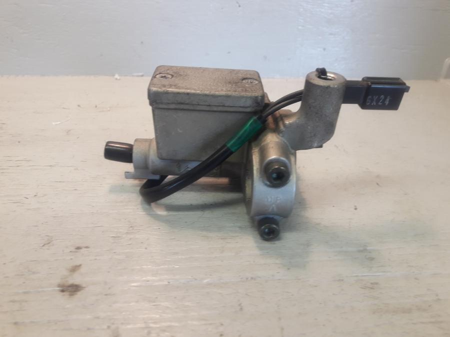 Baksidan på Bromshuvudcylinder från en Yamaha Cygnus -2007 motorcykel.