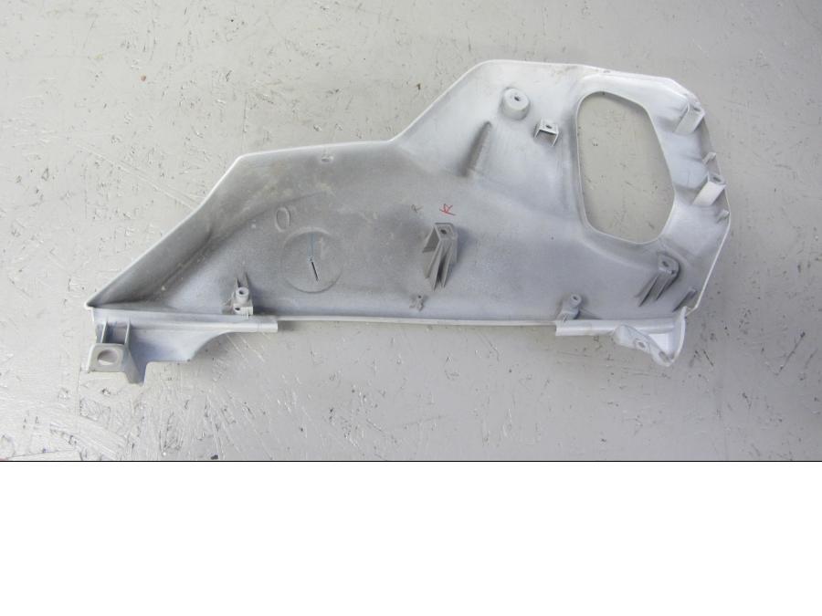 Höger sida på Sidkåpa från en Yamaha XT 1200 Z -2012 motorcykel.