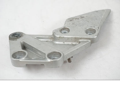 Snett nerifrån på Fotpinnefäste inre från en Suzuki SV 650 S -2005 motorcykel.