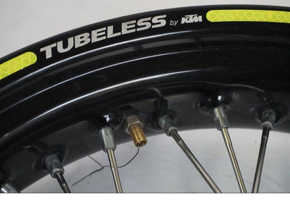 Snett uppifrån på Fälg från en Husqvarna 701 SUPERMOTO ABS -2016 motorcykel.