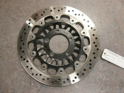 Framsidan på Bromsskiva från en Triumph Speed Triple -2002 motorcykel.