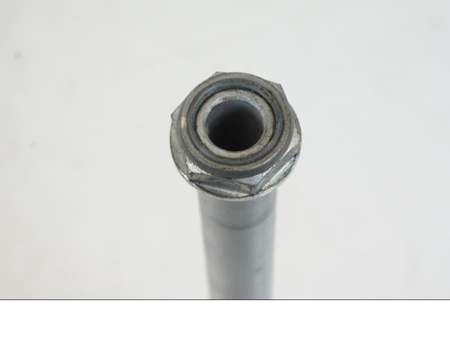 Vänster sida på Axel från en Aprilia Tuono V4R -2011 motorcykel.