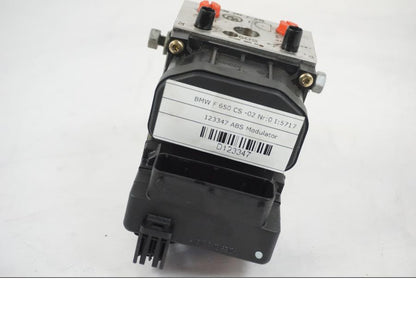 Vänster sida på ABS Modulator från en BMW F 650 CS -2002 motorcykel.