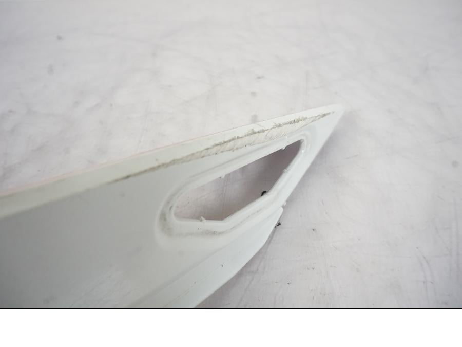 Vänster sida på Bakvinge från en KTM 1290 Super Duke -2019 motorcykel.