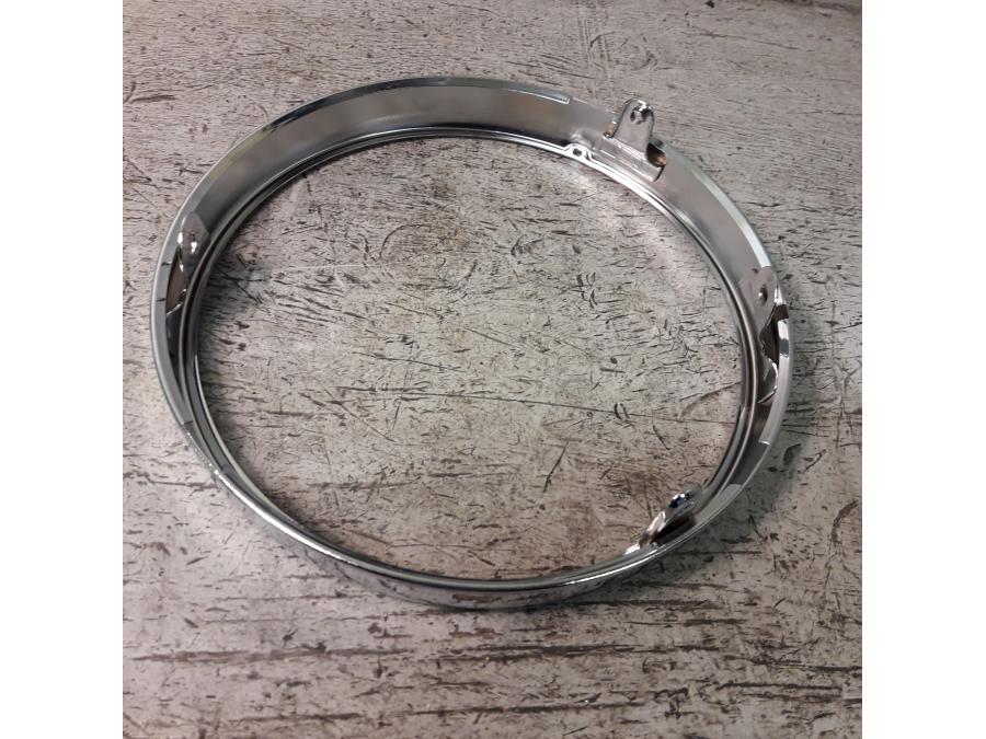 Baksidan på Strålkastarsarg från en Triumph Bonneville -2014 motorcykel.