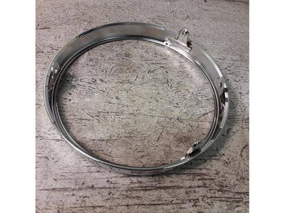 Baksidan på Strålkastarsarg från en Triumph Bonneville -2014 motorcykel.