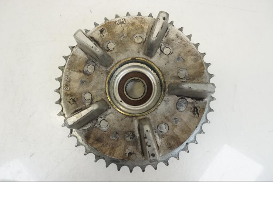 Snett nerifrån på Drevfäste från en Triumph TT 600 -2002 motorcykel.