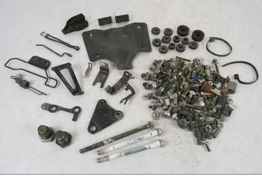 Framsidan på Skruv / Mutter etc från en Suzuki VL 800 -2002 motorcykel.