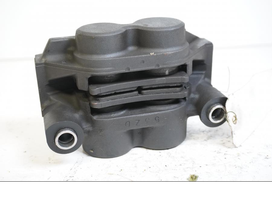 Höger sida på Bromsok från en Yamaha MT-01 -2005 motorcykel.