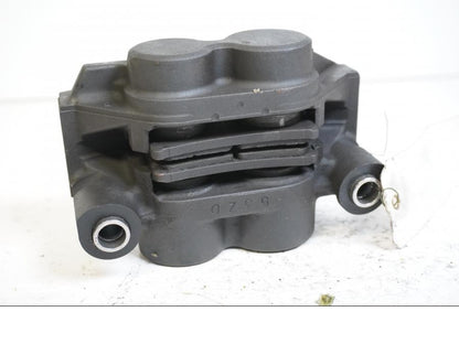 Höger sida på Bromsok från en Yamaha MT-01 -2005 motorcykel.