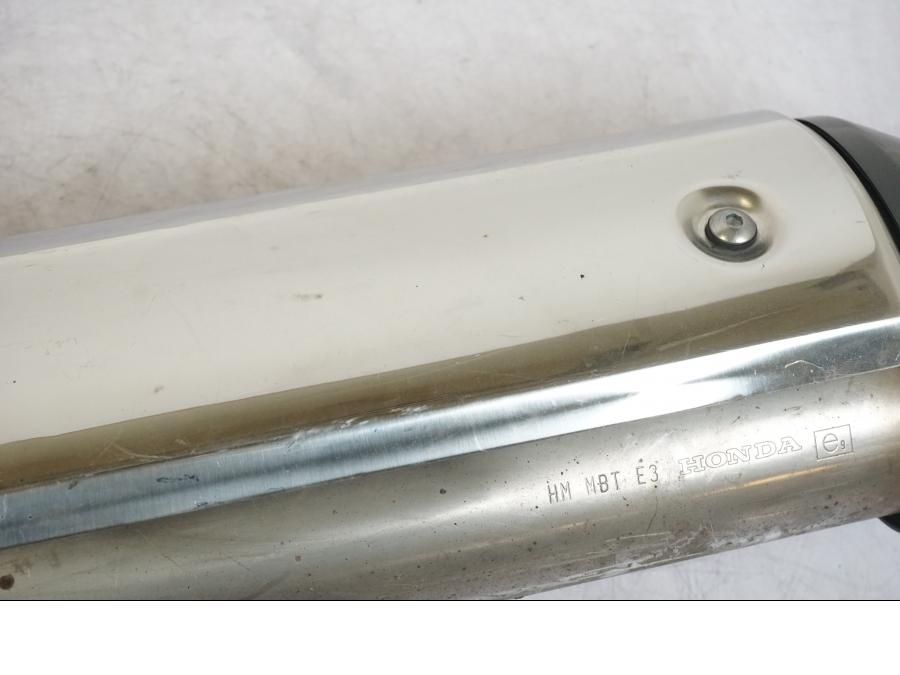 Snett uppifrån på Ljuddämpare från en Honda XL 1000 V -2008 motorcykel.