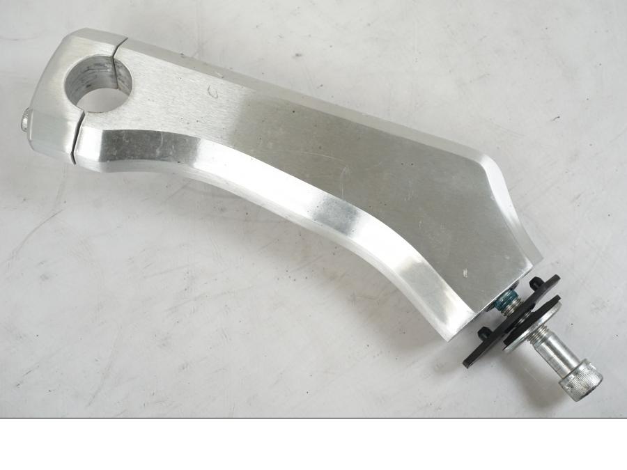 Framsidan på Styrfäste från en Suzuki VZR 1800 -2009 motorcykel.