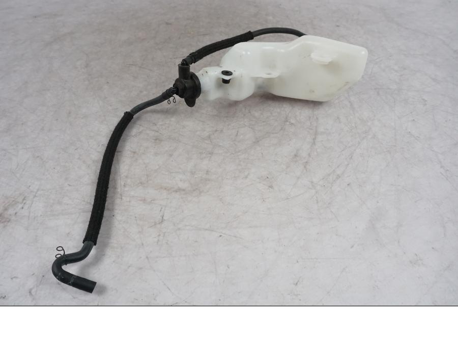 Snett uppifrån på Vattenexpansionskärl från en Yamaha MT-09 -2024 motorcykel.