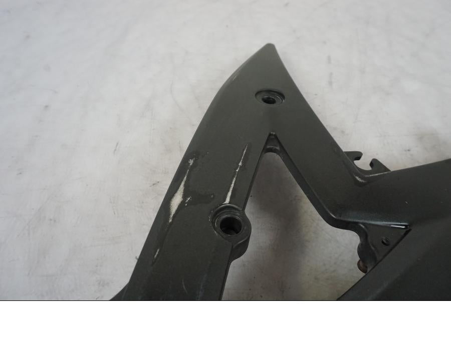 Höger sida på Fotpinnefäste från en Kawasaki ER-6N -2008 motorcykel.