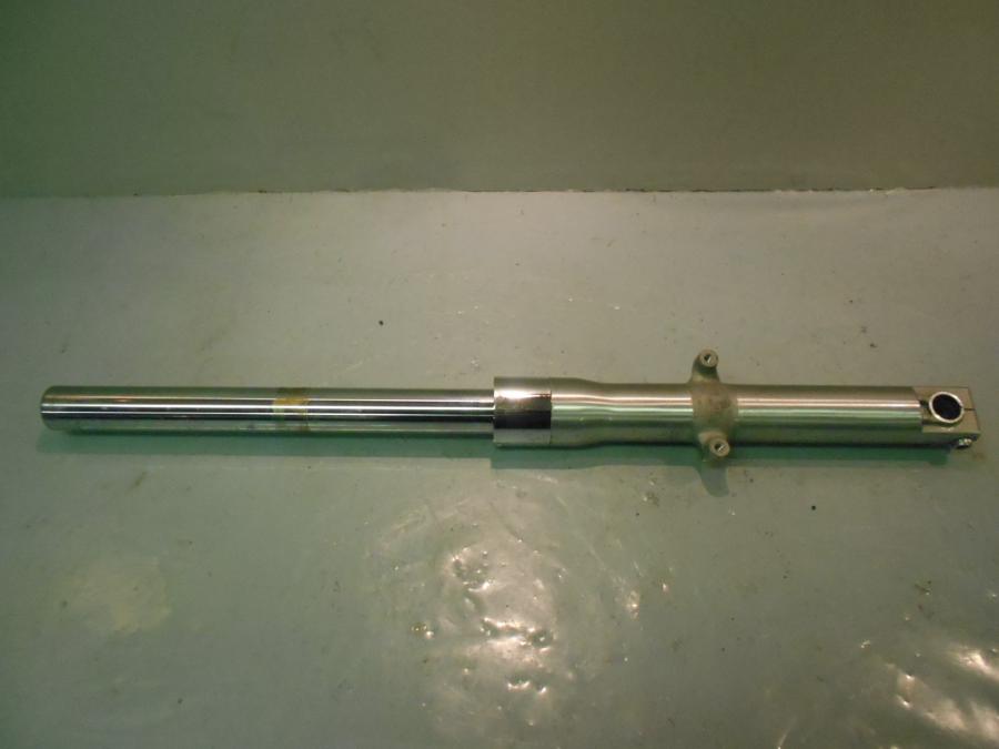 Vänster sida på Gaffelben från en Kawasaki VN 800 -1997 motorcykel.