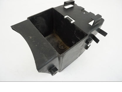 Framsidan på Batterihållare från en Kawasaki VN 1500 -1996 motorcykel.