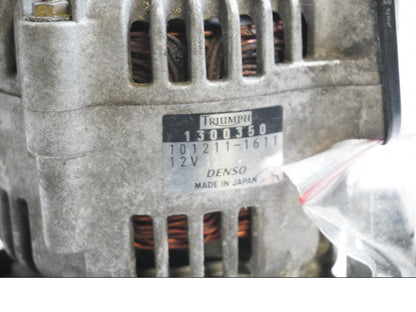 Höger sida på <p>Generator från Triumph Speed Triple 2001.</p>

<p>Extern, 1300350  101211-1611.</p> motorcykel.