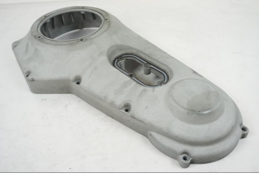 Snett nerifrån på Transmissionskåpa från en H-D Softail Standard FXST -2001 motorcykel.