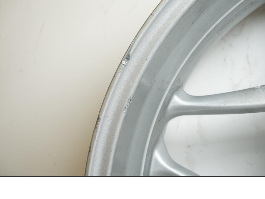 Snett nerifrån på Fälg från en BMW R 1200 R -2009 motorcykel.