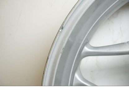 Snett nerifrån på Fälg från en BMW R 1200 R -2009 motorcykel.