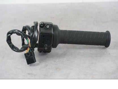 Snett nerifrån på Gasreglage från en KTM 1290 Super Duke R -2022 motorcykel.