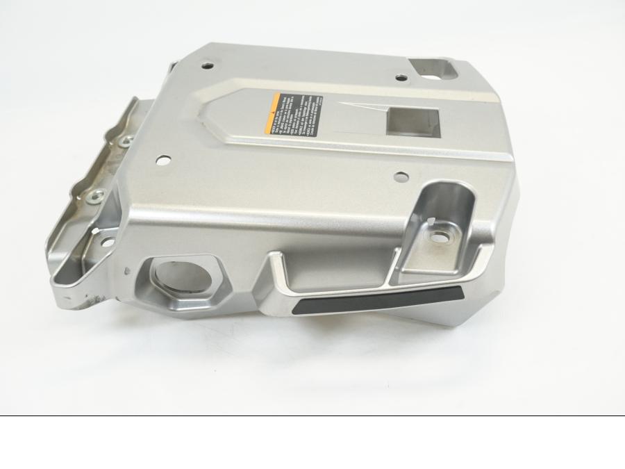 Snett nerifrån på Passagerarhandtag från en Yamaha XTZ1200E -2014 motorcykel.